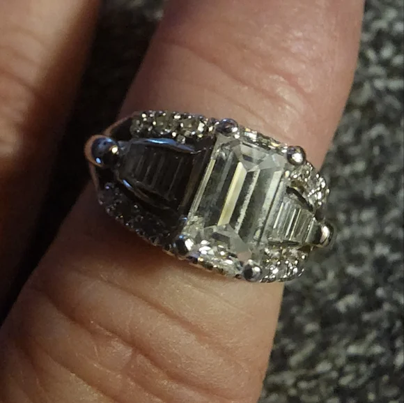 Certified Diamond ring - Picture 2 of 5